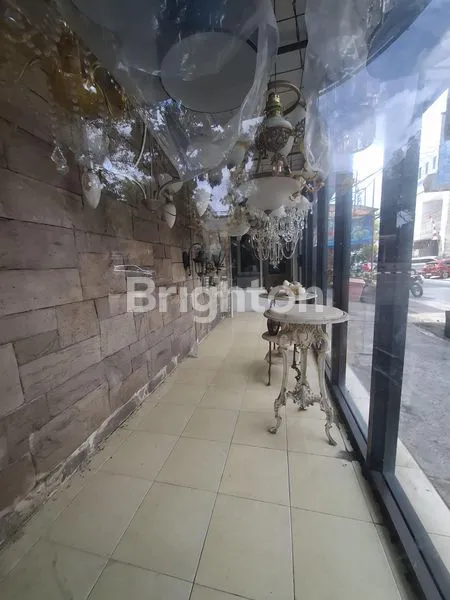 ETALASE SLAMET RIYADI STRATEGIS