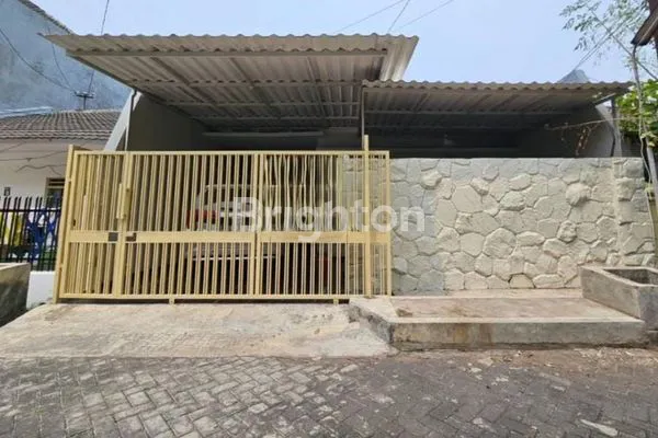 image RUMAH SIAP HUNI DI MANYAR KERTOARJO, ROW JALAN LEBAR (1)