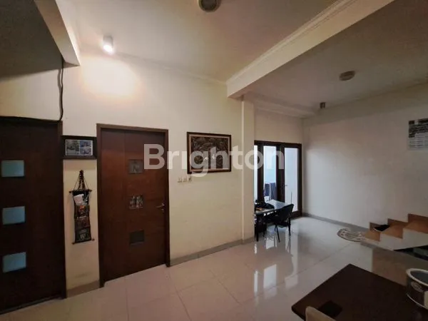 image DIJUAL CEPAT! RUMAH 2 LANTAI TERAWAT DI BUMI ADI PURA GEDEBAGE BANDUNG - SIAP HUNI DAN LOKASI STRATEGIS COCOK UNTUK KELUARGA ATAU INVESTASI (2)