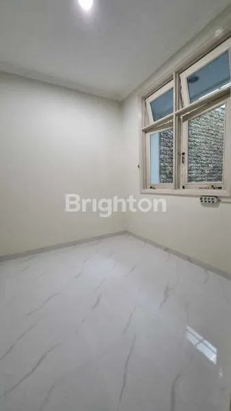 image RUMAH BAGUS 2 LANTAI RENOV SEMI FURNISHED (4)