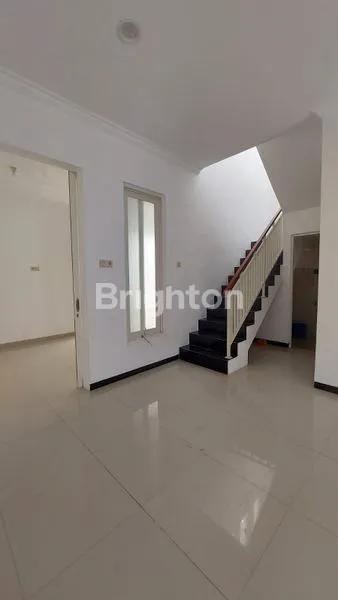 image RUMAH MEWAH 2 LANTAI SIAP HUNI DI ISTANA MENTARI SIDOARJO (2)