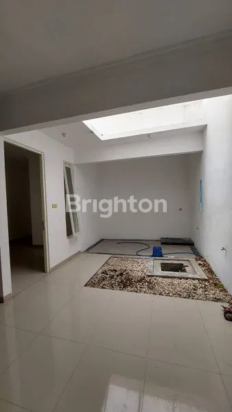 image RUMAH MEWAH 2 LANTAI SIAP HUNI DI ISTANA MENTARI SIDOARJO (4)