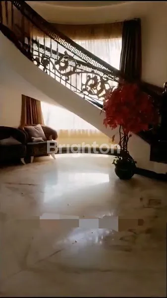 image RUMAH MEWAH DI SEKTOR 1 (6)