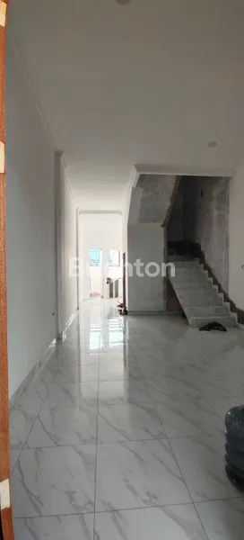 image RUMAH BARU 3 LANTAI PLUS ROOF TOP LOKASI STRATEGIS DI TANJUNG DUREN JAKARTA BARAT  (2)
