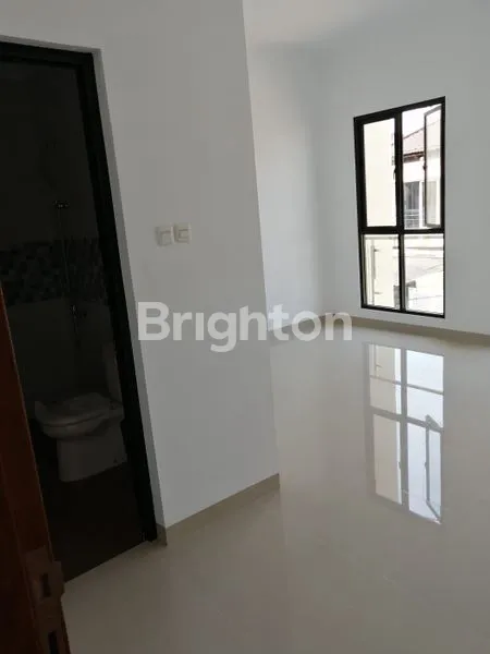 image RUMAH MEWAH MENGHADAP TAMAN – TAMAN RATU, JAKARTA BARAT (2)