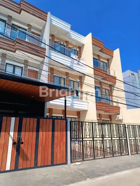 image RUMAH MEWAH MENGHADAP TAMAN – TAMAN RATU, JAKARTA BARAT (1)