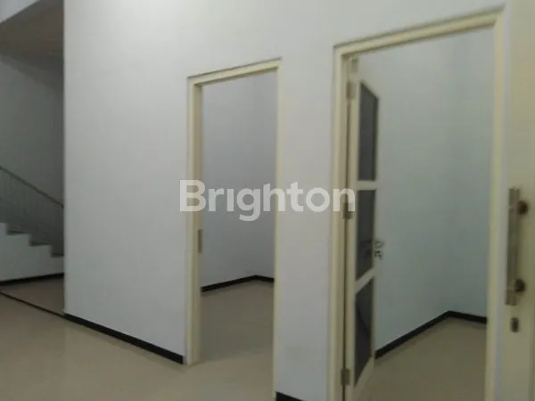 image RUMAH RUNGKUT MAPAN TENGAH MINIMALIS 2 LANTAI ROW 2 MOBIL DEKAT UPN STRATEGIS (4)