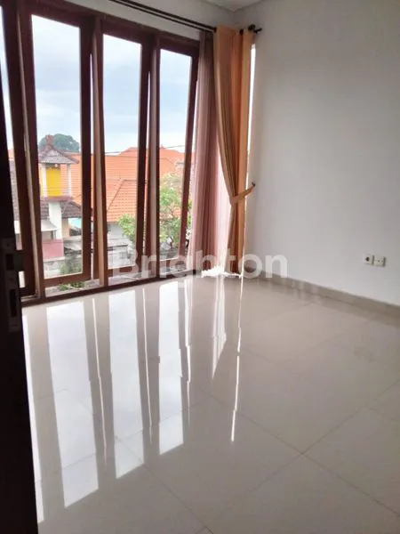 image DIJUAL RUMAH 2 LANTAI DI KAWASAN FAVORIT SANUR – AKSES MUDAH DAN LINGKUNGAN NYAMAN (5)