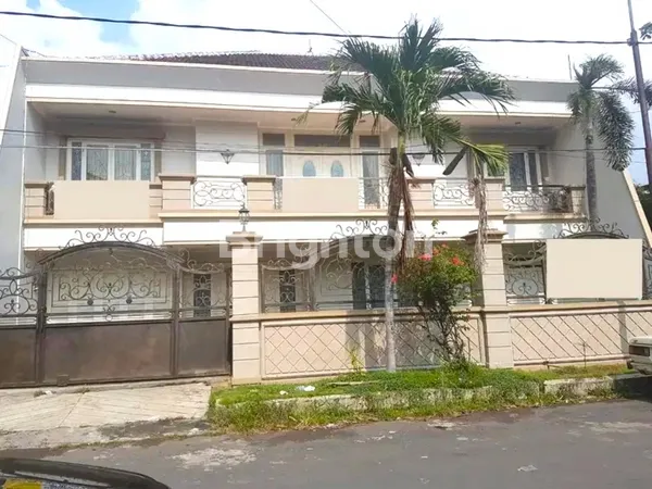 image RUMAH MEWAH DI DHARMAHUSADA INDAH ROW JALAN 3 MOBIL (1)