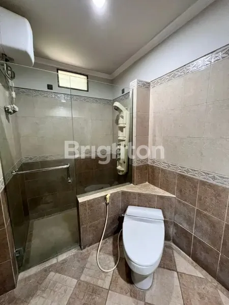 image RUMAH MEWAH DI DHARMAHUSADA INDAH ROW JALAN 3 MOBIL (3)