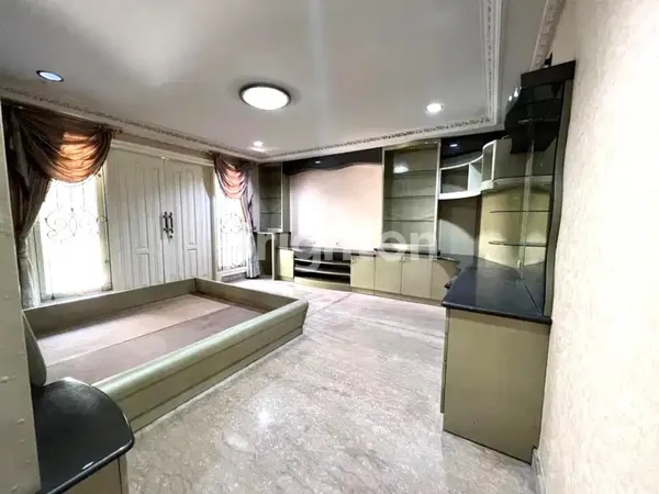 image RUMAH MEWAH DI DHARMAHUSADA INDAH ROW JALAN 3 MOBIL (7)