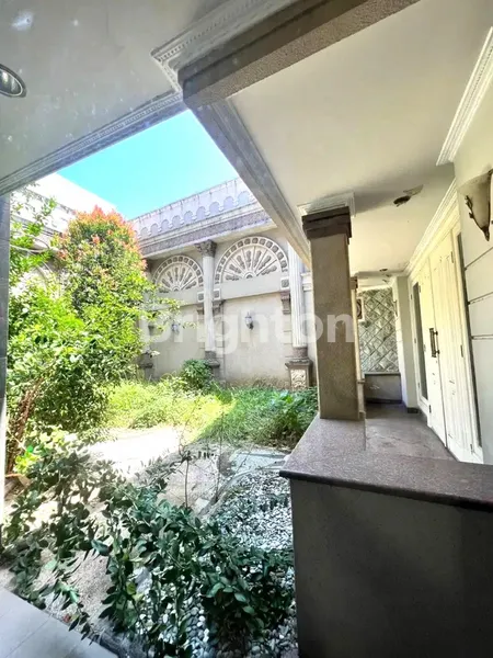 image RUMAH MEWAH DI DHARMAHUSADA INDAH ROW JALAN 3 MOBIL (8)