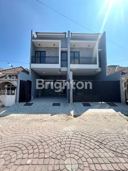 image RUMAH NIRWANA EKSEKUTIF FAVORIT, BARU GRESS MINIMALIS 2 LANTAI, 3 MENIT KE RAYA MERR, 5 MENIT KE SEKOLAH IPH, DEKAT RUNGKUT PONDOK NIRWANA BARUK TENGGILIS, ROW JALAN LEBAR DAN BEBAS BANJIR  (1)