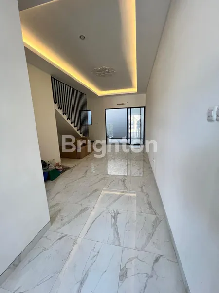 image RUMAH NIRWANA EKSEKUTIF FAVORIT, BARU GRESS MINIMALIS 2 LANTAI, 3 MENIT KE RAYA MERR, 5 MENIT KE SEKOLAH IPH, DEKAT RUNGKUT PONDOK NIRWANA BARUK TENGGILIS, ROW JALAN LEBAR DAN BEBAS BANJIR  (3)
