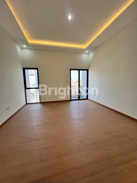 image RUMAH NIRWANA EKSEKUTIF FAVORIT, BARU GRESS MINIMALIS 2 LANTAI, 3 MENIT KE RAYA MERR, 5 MENIT KE SEKOLAH IPH, DEKAT RUNGKUT PONDOK NIRWANA BARUK TENGGILIS, ROW JALAN LEBAR DAN BEBAS BANJIR  (4)