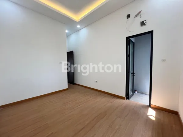 image RUMAH NIRWANA EKSEKUTIF FAVORIT, BARU GRESS MINIMALIS 2 LANTAI, 3 MENIT KE RAYA MERR, 5 MENIT KE SEKOLAH IPH, DEKAT RUNGKUT PONDOK NIRWANA BARUK TENGGILIS, ROW JALAN LEBAR DAN BEBAS BANJIR  (6)