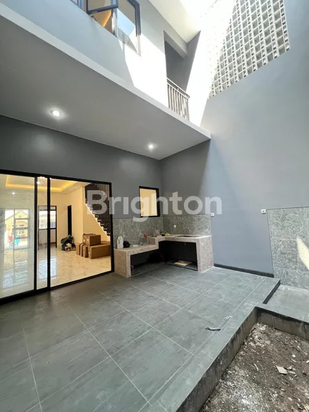 image RUMAH NIRWANA EKSEKUTIF FAVORIT, BARU GRESS MINIMALIS 2 LANTAI, 3 MENIT KE RAYA MERR, 5 MENIT KE SEKOLAH IPH, DEKAT RUNGKUT PONDOK NIRWANA BARUK TENGGILIS, ROW JALAN LEBAR DAN BEBAS BANJIR  (7)