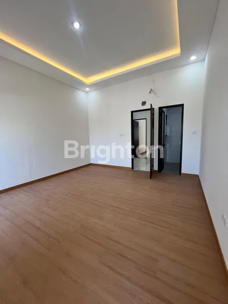 image RUMAH NIRWANA EKSEKUTIF FAVORIT, BARU GRESS MINIMALIS 2 LANTAI, 3 MENIT KE RAYA MERR, 5 MENIT KE SEKOLAH IPH, DEKAT RUNGKUT PONDOK NIRWANA BARUK TENGGILIS, ROW JALAN LEBAR DAN BEBAS BANJIR  (8)