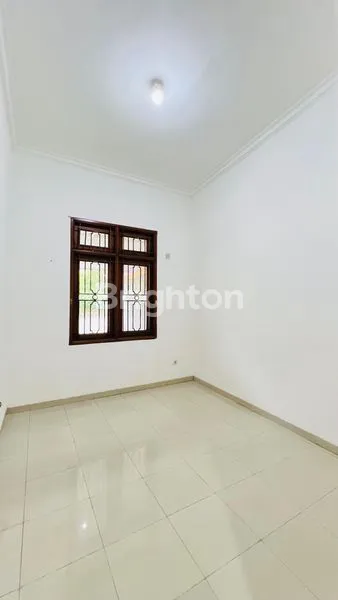 image RUMAH 2 LANTAI ASRI DALAM KOMPLEK ELITE CONDET, SIAP HUNI (4)