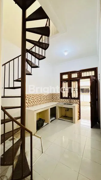 image RUMAH 2 LANTAI ASRI DALAM KOMPLEK ELITE CONDET, SIAP HUNI (7)