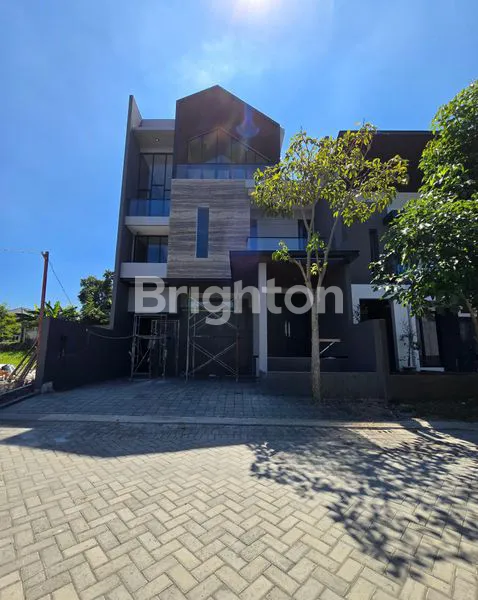 image RUMAH MODERN MINIMALIS 3 LANTAI WOODLAND CITRALAND (1)