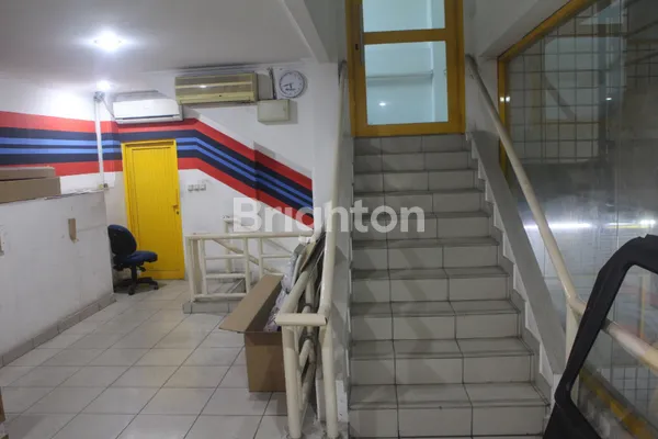 image RUKO 2 LANTAI STRATEGIS DI PINGGIR JALAN RAYA JELAMBAR, GROGOL PETAMBURAN, JAKARTA BARAT. ROW JALAN MUAT 2 MOBIL (1)