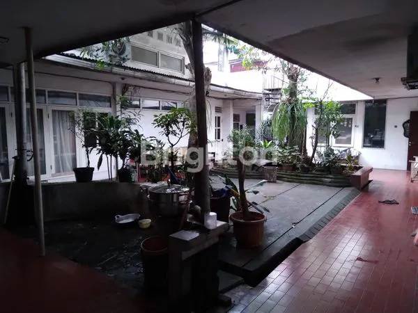 image RUMAH HITUNG TANAH LOKASI SANGAT KOMERSIL DEPAN JALAN RAYA (3)
