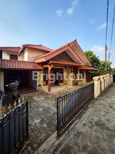 DIJUAL RUMAH HITUNG TANAH DENGAH LAHAN LUAS DEKAT LRT CIKUNIR DI JATIBENING, BEKASI