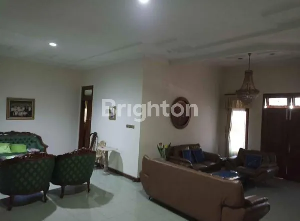 image SOLO : RUMAH LUAS FULLY FURNISHED SIAP PAKAI LOKASI DI KAWASAN ELITE MANAHAN, LUAS 543M, SHM (4)