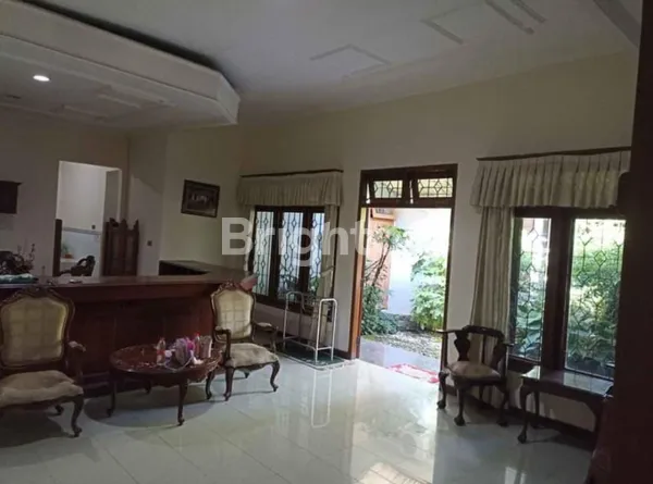 image SOLO : RUMAH LUAS FULLY FURNISHED SIAP PAKAI LOKASI DI KAWASAN ELITE MANAHAN, LUAS 543M, SHM (6)