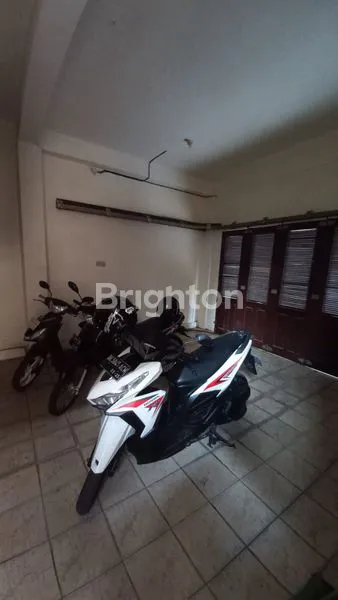 image DIJUAL RUMAH STRATEGIS 2 LANTAI DEKAT LAPANGAN RENON  (7)