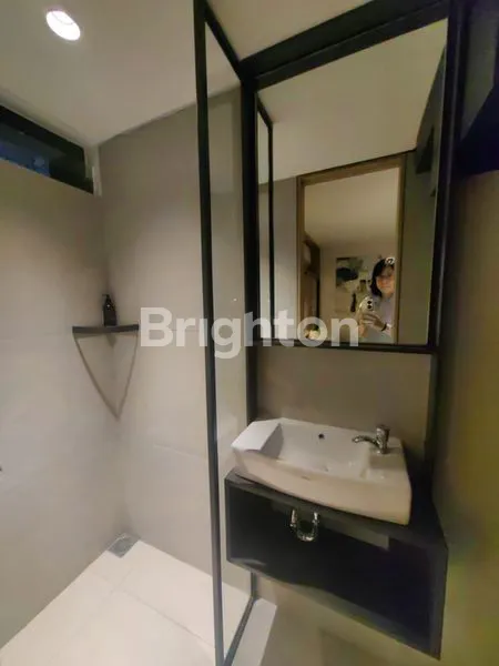 image RUMAH BARU MINIMALIS DESAIN KEREN BERLOKASI DI SERPONG TANGERANG (4)