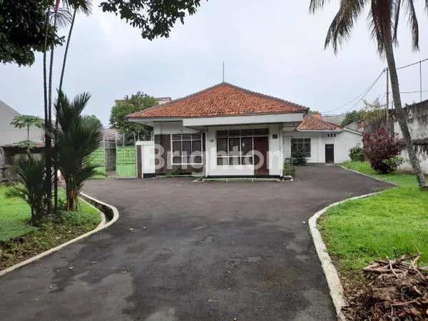 image RUMAH HERITAGE LUAS TEPI JALAN RAYA (1)