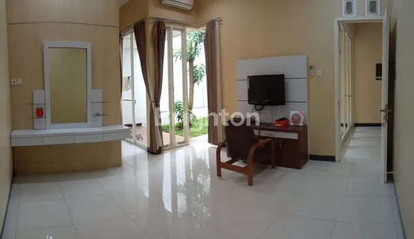 image RUMAH MEWAH ELEGAN STRATEGIS DI GAYUNG KEBONSARI SURABAYA SELATAN (4)