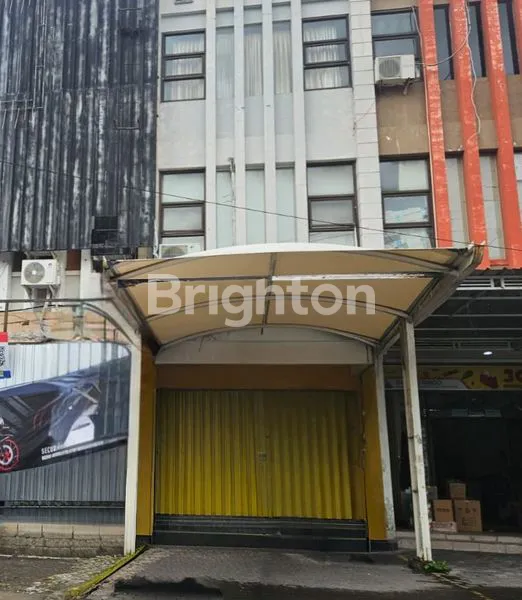 RUKO 3 LANTAI DI JLN. DEWI SRI – LOKASI STRATEGIS SIAP HUNI !