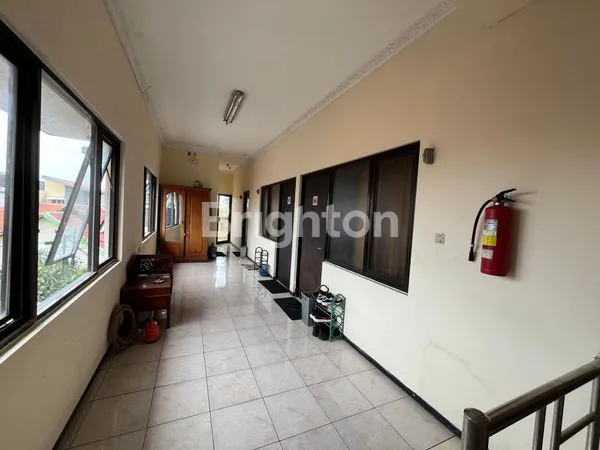 image TOKO DI BAWAH, RUMAH DI ATAS. RUMAH MULTIFUNGSI LANGKA DI NGAGEL REJO KIDUL, SIAP PAKAI SEKARANG (6)