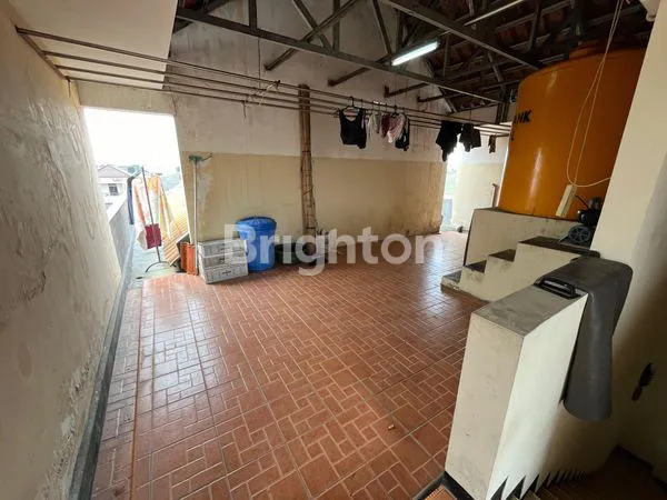 image TOKO DI BAWAH, RUMAH DI ATAS. RUMAH MULTIFUNGSI LANGKA DI NGAGEL REJO KIDUL, SIAP PAKAI SEKARANG (8)