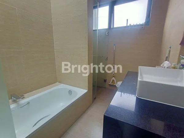 image RUMAH MEWAH DI CLUSTER EKSKLUSIF KOTA WISATA – BACKYARD BISA UNTUK KOLAM RENANG! (2)