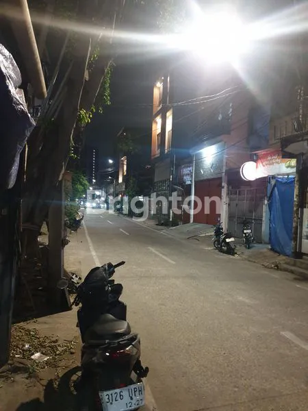 image RUMAH TUA PINGGIR JALAN PADEMANGAN UK 4.5X12 SHM AKSES JALAN LEBAR 2 MOBIL JAKARTA UTARA (1)