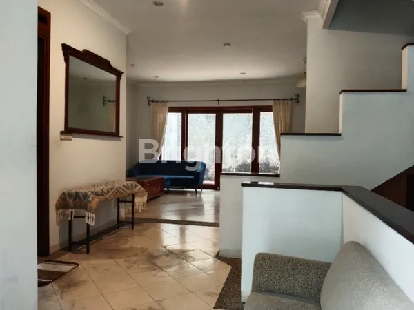 RUMAH MEWAH 3 LANTAI PURI INDAH JAKARTA BARAT SEMI FURNISHED 4+1 KAMAR TIDUR  LT160 LB360 SHM
