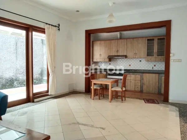 image RUMAH MEWAH 3 LANTAI PURI INDAH JAKARTA BARAT SEMI FURNISHED 4+1 KAMAR TIDUR  LT160 LB360 SHM (2)