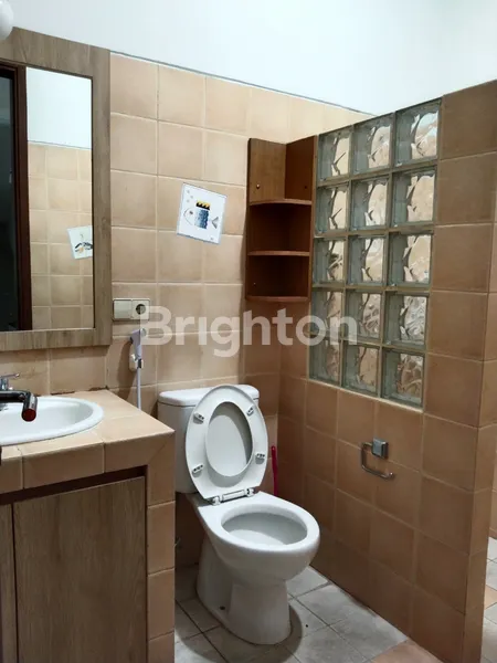 image RUMAH MEWAH 3 LANTAI PURI INDAH JAKARTA BARAT SEMI FURNISHED 4+1 KAMAR TIDUR  LT160 LB360 SHM (4)