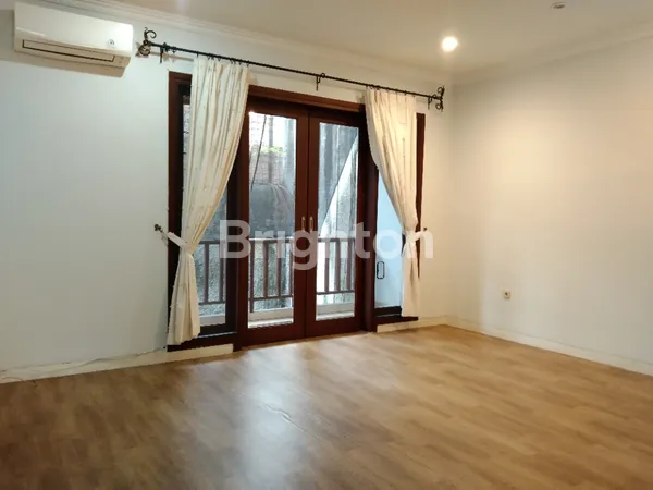 image RUMAH MEWAH 3 LANTAI PURI INDAH JAKARTA BARAT SEMI FURNISHED 4+1 KAMAR TIDUR  LT160 LB360 SHM (5)