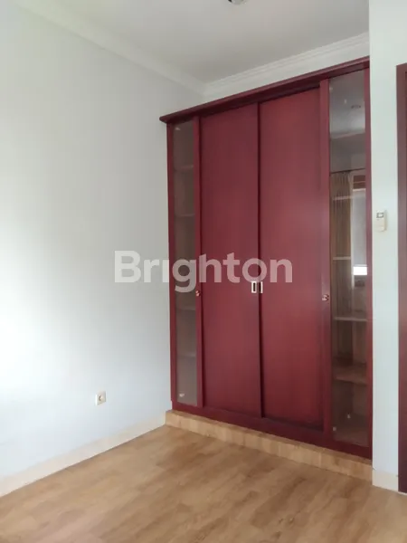 image RUMAH MEWAH 3 LANTAI PURI INDAH JAKARTA BARAT SEMI FURNISHED 4+1 KAMAR TIDUR  LT160 LB360 SHM (7)