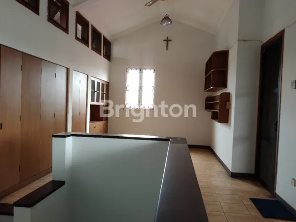 image RUMAH MEWAH 3 LANTAI PURI INDAH JAKARTA BARAT SEMI FURNISHED 4+1 KAMAR TIDUR  LT160 LB360 SHM (8)