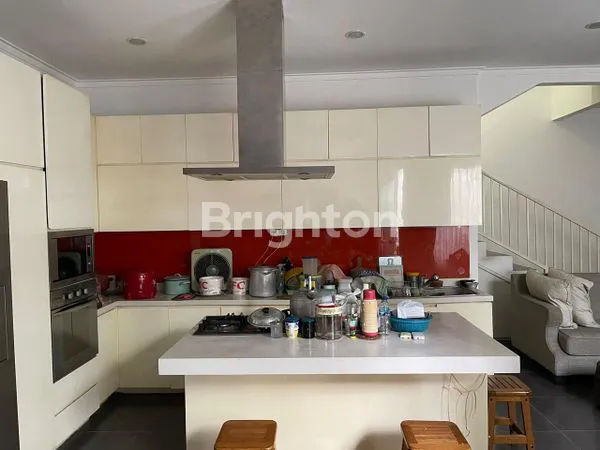 image RUMAH SEMI FURNISHES 3 LANTAI, ADA ROOFTOP, LOKASI STRATEGIS PUSAT KOTA DAERAH MENTENG ATAS - SETIABUDI, JAKARTA SELATAN (2)