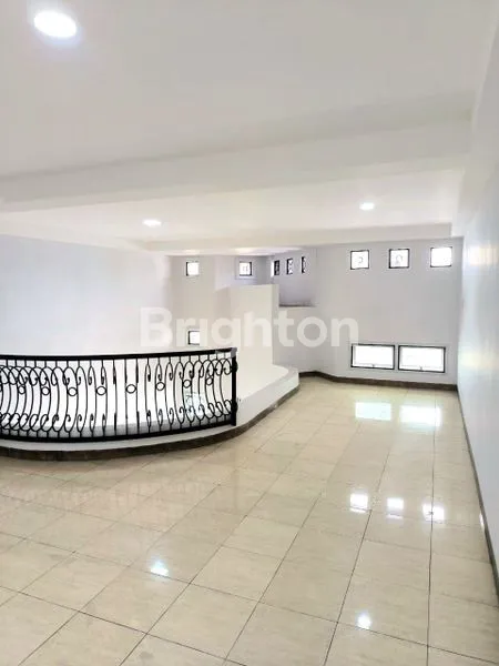 image DIJUAL RUMAH LEBAR 6 METER- DAERAH S.PARMAN - LOKASI SUPER INTIKOTAKOTA (6)