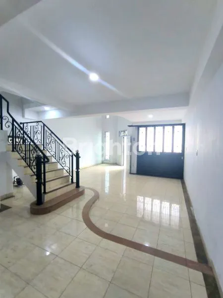 image DIJUAL RUMAH LEBAR 6 METER- DAERAH S.PARMAN - LOKASI SUPER INTIKOTAKOTA (2)