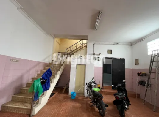 image TOKO DI BAWAH, RUMAH DI ATAS. RUMAH MULTIFUNGSI LANGKA DI NGAGEL REJO KIDUL, SIAP PAKAI SEKARANG (3)