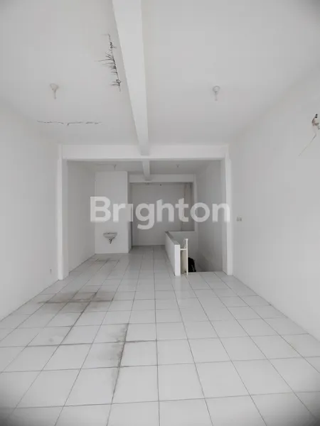 image RUKO 3 LANTAI DI RAYA WIYUNG SEBELAH PERUMAHAN ROYAL RESIDENCE, AKSES DEKAT KE PAKUWON MALL & HR. MUHAMMAD, MURAH ! (4)